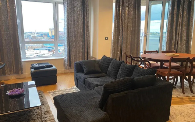 London Riverside Apartment-2 Bed-freep-balcony