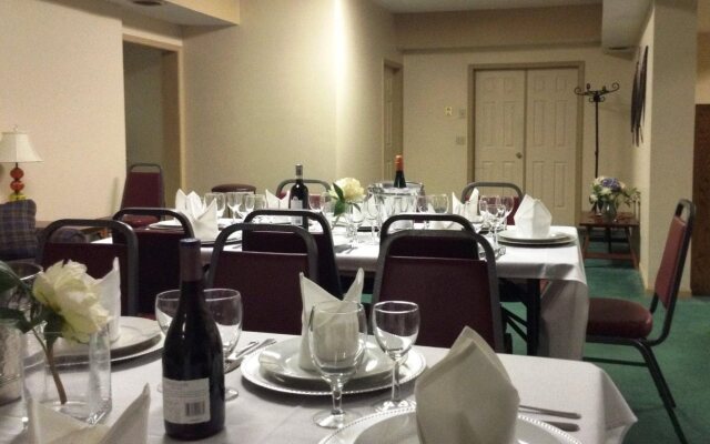 Pointes North Inn