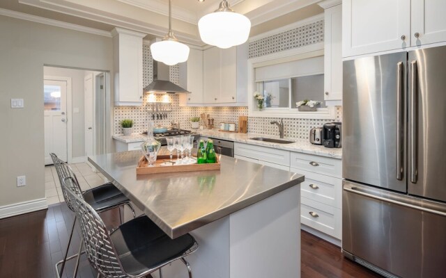 QuickStay - Chic & Modern Townhouse in Little Italy