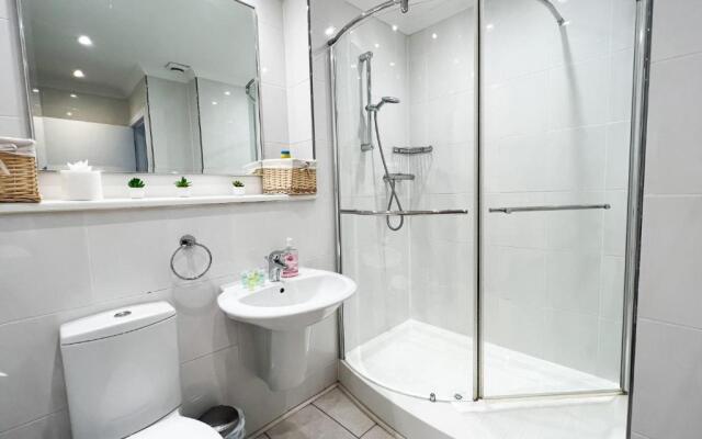 A Spacious Flat with Character - Private Car Space