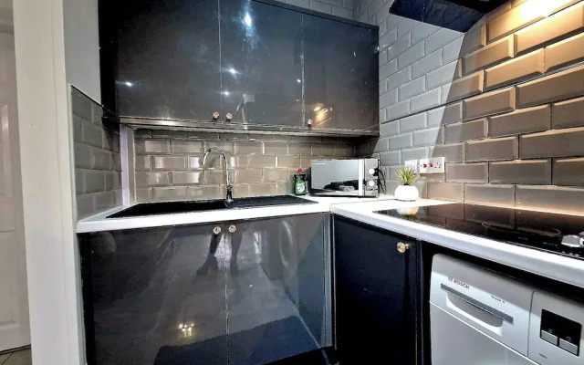 Seaside Escape - Sleeps 4 - Pets Ok - Free Parking