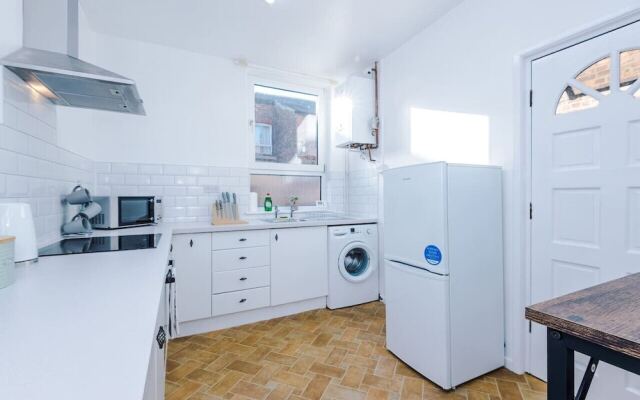 Comfy Four Bedroom House with parking