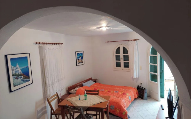 Akrotiri Cosy Studio with Patio and View