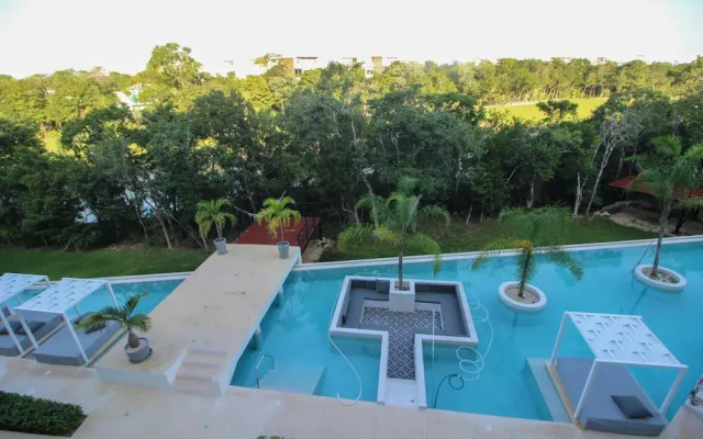 Lovely Charming Condo With Balcony and Great Pool Facilities