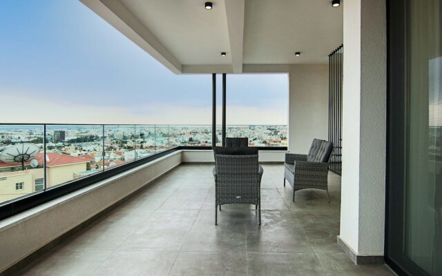 Phaedrus Living: Sea View Anna Residence 301