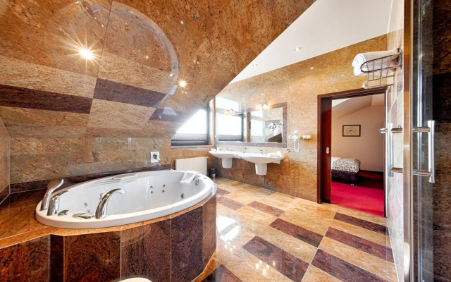 Grand Royal Hotel