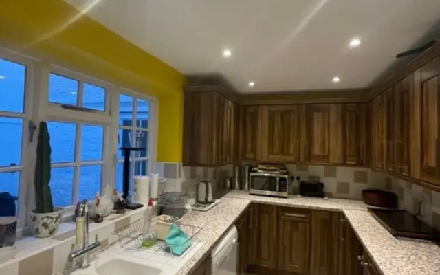 Expansive 4BD Home- 15 min From Buckingham Palace!