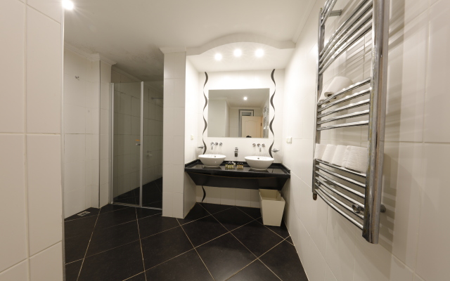 Sertil Deluxe Tropical Suites