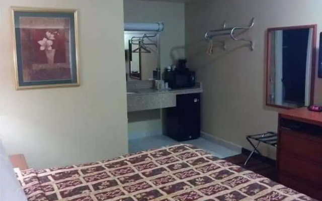Deluxe Inn Motel