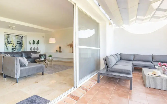 Apt Mairena Forest sea View & Pool