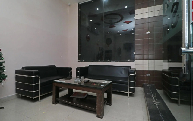 OYO 11633 Hotel Sweet Palace