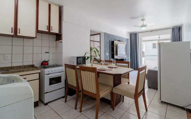 Apto bem Localizado a 500mts da Praia Rhi206