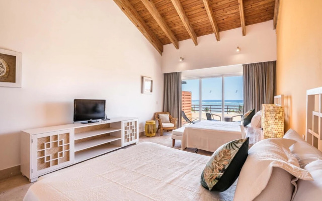 Beachfront w Jacuzzi Sotogrande at Cap Cana