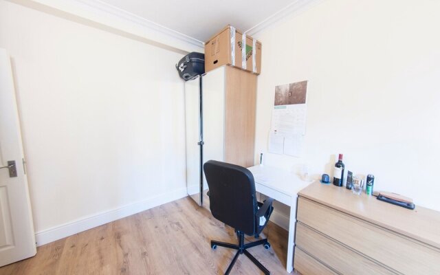 Spacious & Quiet 4BR Flat for 8 in Hampstead