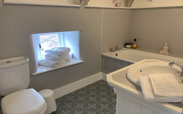 Stylish 5-bed Coach House in Badgworth