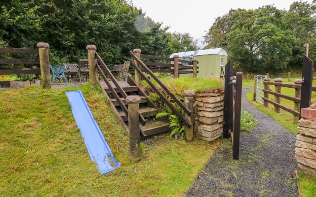 Shepherds Hut - The Hurdle