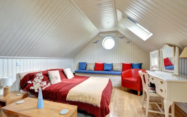 Luxurious,detached Holiday Home With Three Bathrooms and Parking