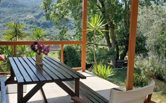 Sunshine Home - Peaceful Garden Escape Parking