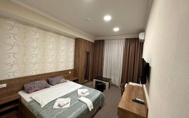 5 Rooms near 300 Aragveli metro station