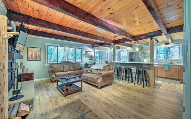 Game Room & Deck: Oso Cozy Cabin in Arnold!