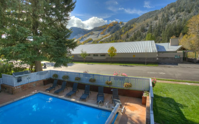 Shadow Mountain Lodge