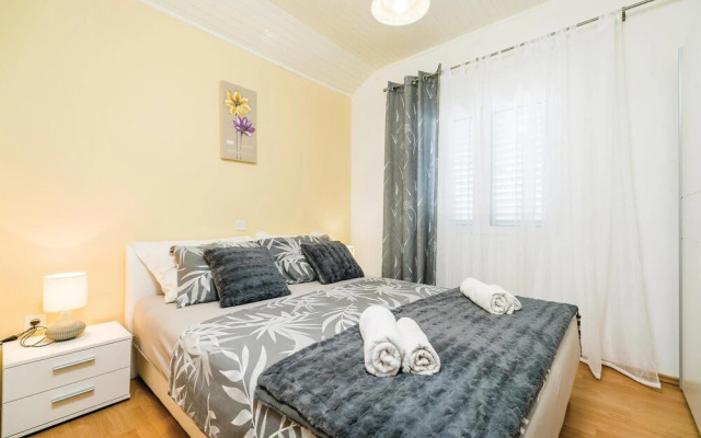 Amazing Home in Stratincica With Wifi and 5 Bedrooms