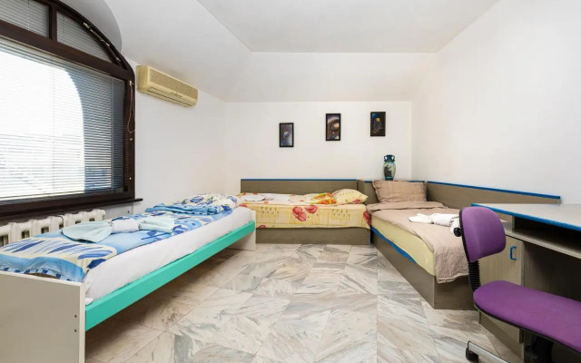Spacious 2-Bedroom Maisonette in City Centre