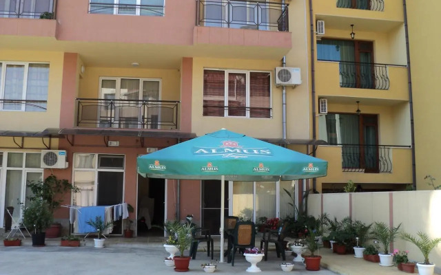 Meni Apartments and Guest Rooms