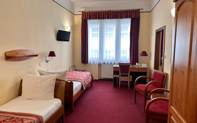 Cloister Inn