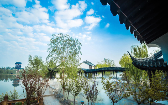 Yihe lake shore Hotspring