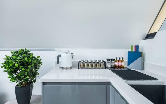 Stylish 2BR Whitechapel Flat with City Views