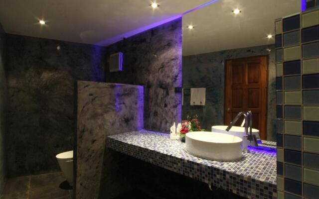The Dinky Rock, Lounge Beach Club & Spa Hotel