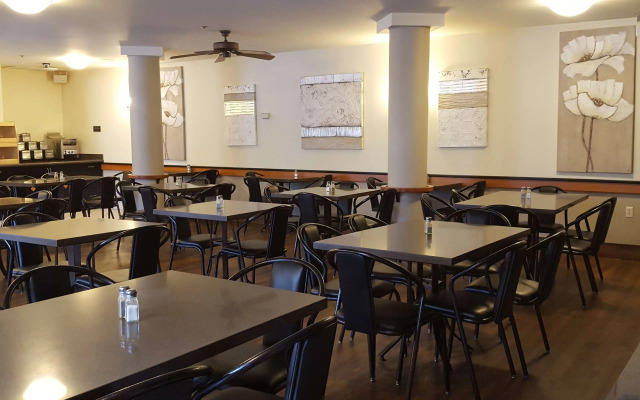 Pocaterra Inn & Waterslide