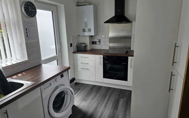 Modern, Spacious Walking Distance to Castle & Town