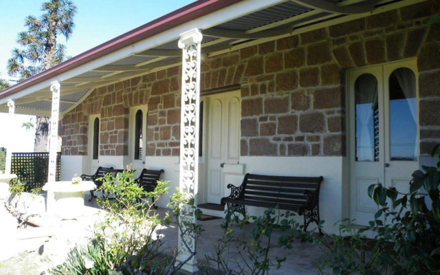 Pacific Heights Holiday Apartments and Munn’s Tower House