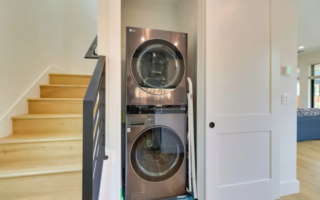 Chic Austin House w/ Spacious Backyard & Hammock