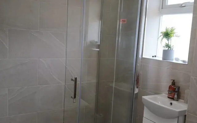 Modern and Spacious 3 Bed Retreat - Bracknell