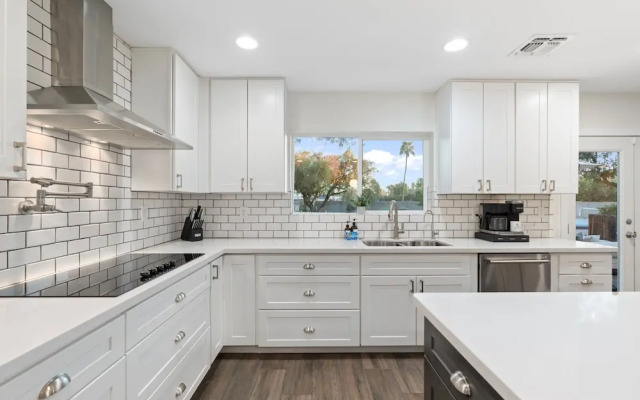 Pickle Putt Retreat Pool Pickleball Putt Grn