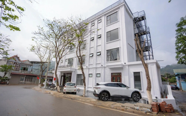 Victoria Hotel MC - by BAY LUXURY