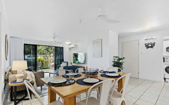 Rainforest Reef Retreat - Esplanade Ground-floor Apartment