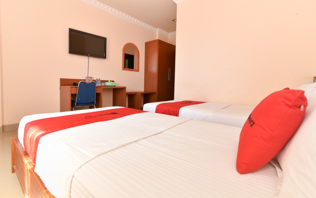 RedDoorz Premium near El Tari International Airport