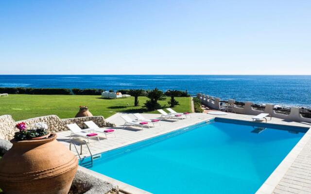 Exclusive seafront villa with private pool-VILLA LUNA BLU