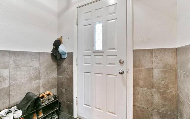 Lovely 1BR - 5mins from Laurier Metro