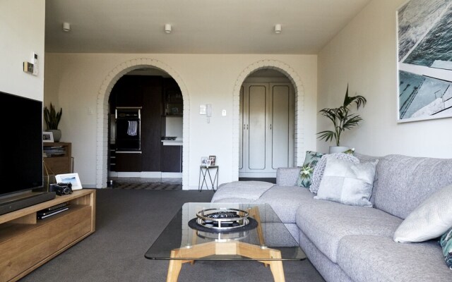 Retro Apart with Air Conditioning Perfect Location
