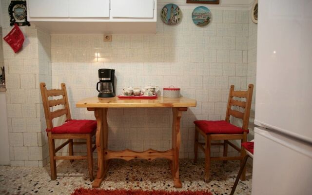 Comfy & Tasteful Central Apt • 1' to Metro Station