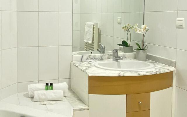 1607 - Wonderful apartment with terrace on garden