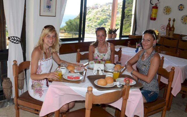Ladiko Hotel And Bungalows