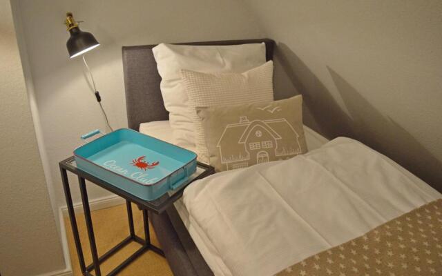 Morderne 3-Zimmerwohnung in einer Hausscheibe unter Reet