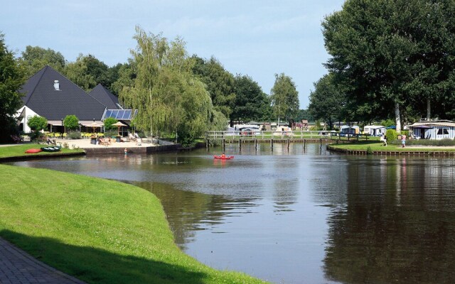 Well Furnished Home for Groups with Fireplace near Water