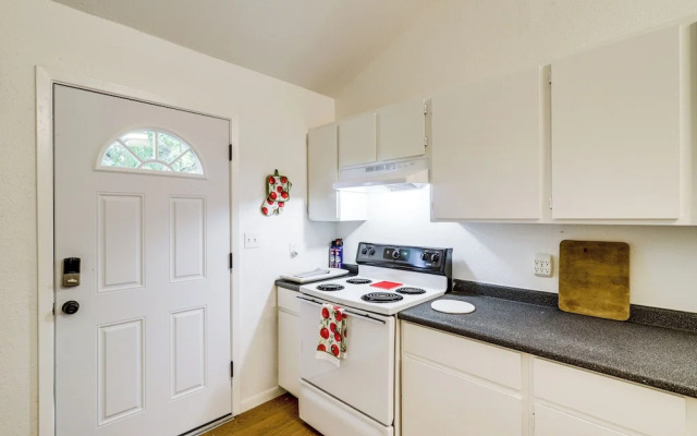 Wine Tours & Antiquing: Townhome Near Dtwn Brenham